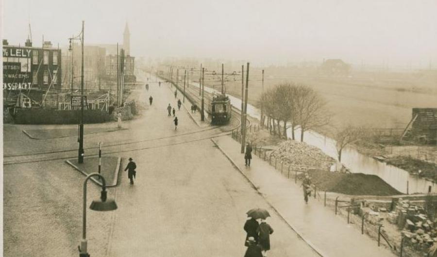 Blue tram on the Schenkkade